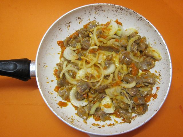 Куриные желудочки в сметане