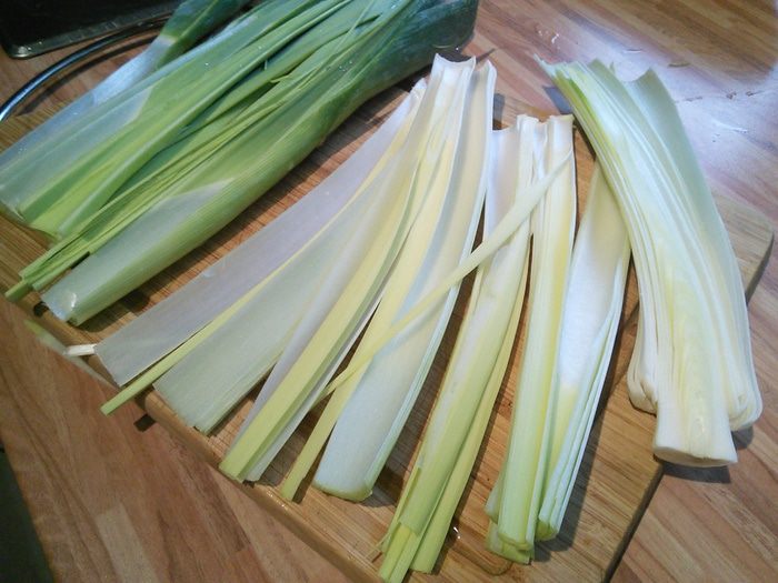 Запеканка из лосося с кабачком и пореем