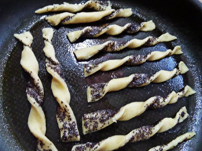 Маковые хрустящие палочки