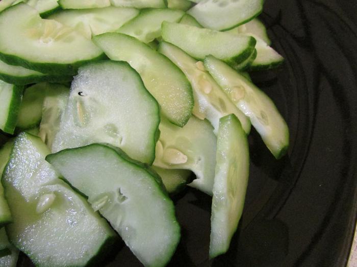 Роллы с яичных блинчиков с курицей и салатом
