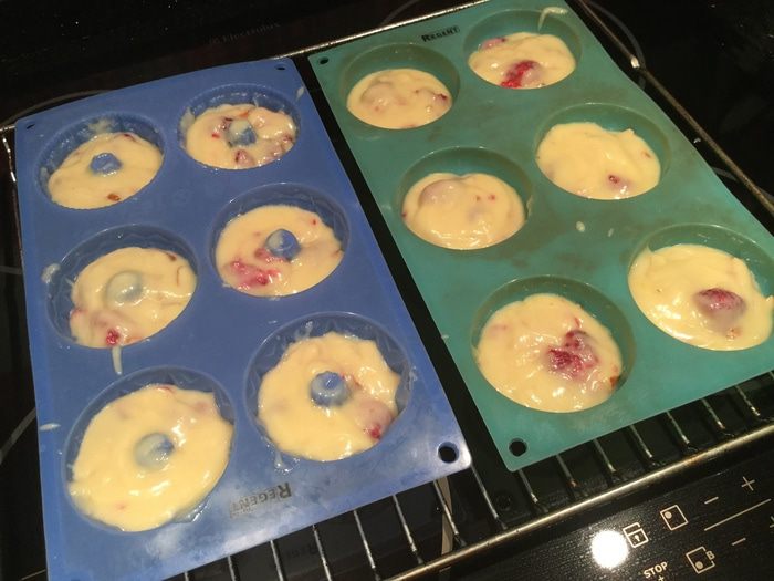 Кексы с малиной и миндалем