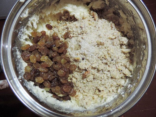 Пирог &amp;quot;Осиное гнездо&amp;quot; с орехами и изюмом