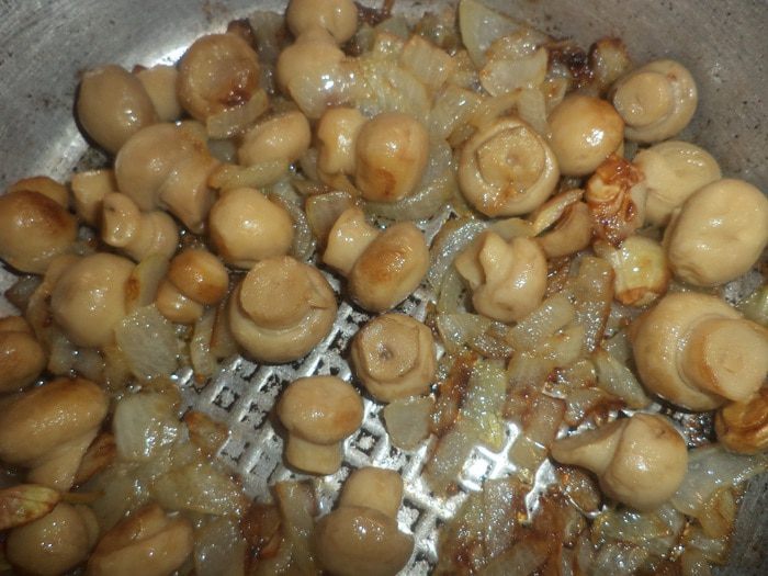 Салат из копчёной  курицы, консервированной фасоли и маринованных  шампиньонов