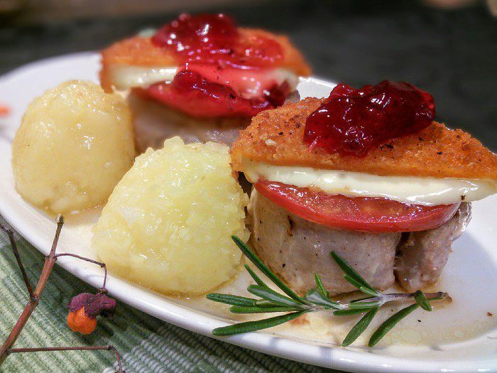 Свиные медальоны под шапочкой