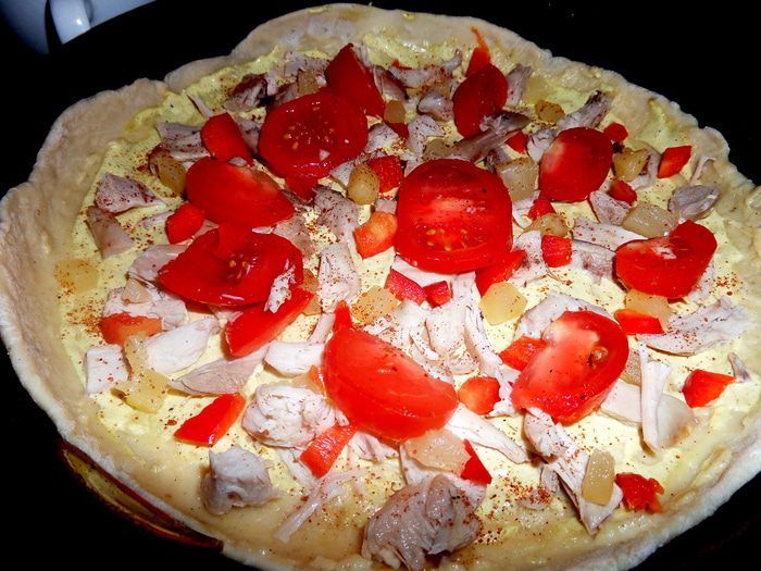Пицца с курицей и ананасом