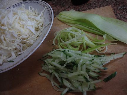 Салат-фреш из кабачков с огурцами