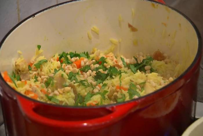 Пилаф с курицей, изюмом и кедровыми орешками