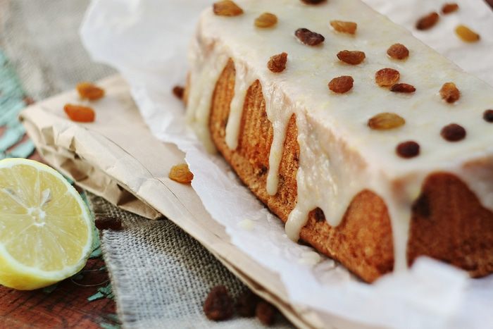 Ванильный кекс с изюмом и лимонной глазурью