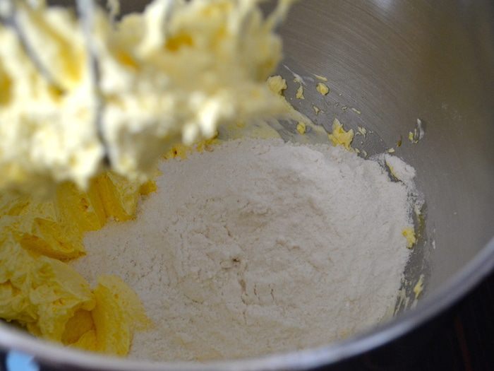 Виноградный пирог к чаю, покрытый ванильной глазурью