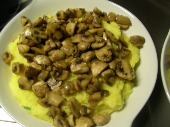 Запеченная полента с грибами