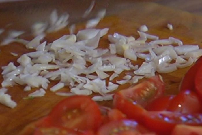 Салат из макарон с брокколи, фетой и беконом 