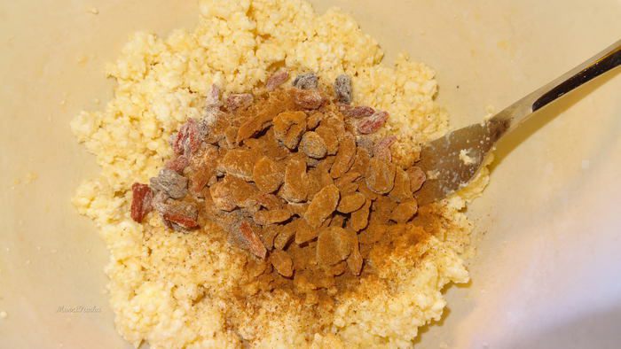 Сырники по-восточному с ягодами годжи и корицей