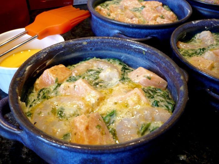 Похлебка с семгой и шпинатом под домашним слоеным тестом &amp;quot;Очарована, околдована&amp;quot;