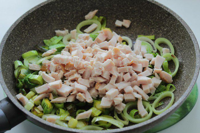 Киш с копченой курицей и луком-пореем 