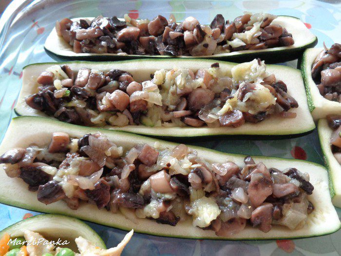 Фаршированные лодочки из цукини с двумя видами начинки