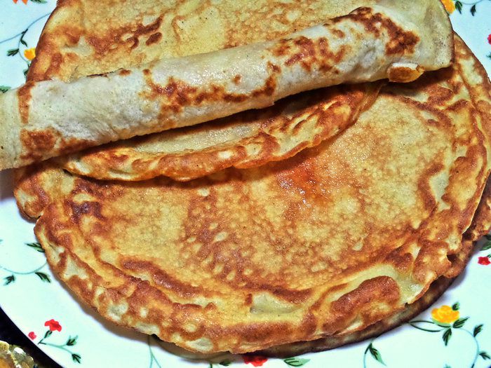 Бисквитные блины с брусникой