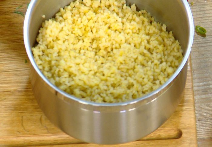 Салат из булгура с яблоком, сельдереем и красным перцем 