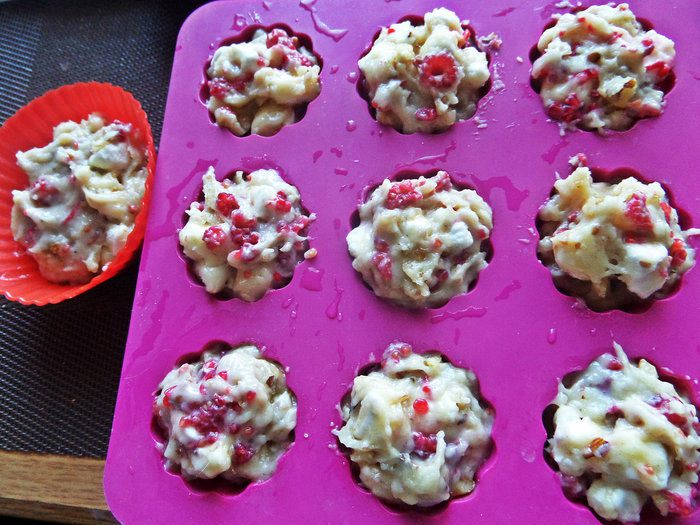 Карамельные маффины с малиной