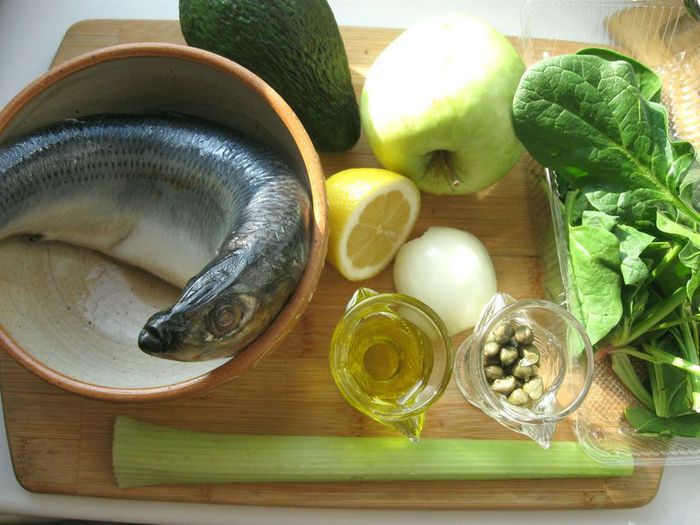 Салат с яблоком, сельдью и авокадо