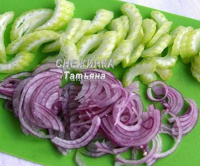 Салат с авокадо, курицей, сельдереем и грейпфрутом