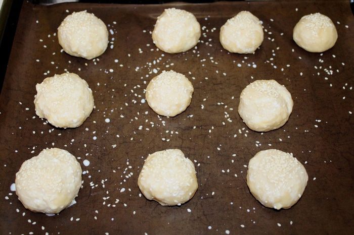 Турецкие сырные булочки с кунжутом