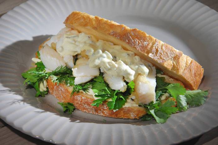 Сэндвич с рыбными пальчиками и тартаром 