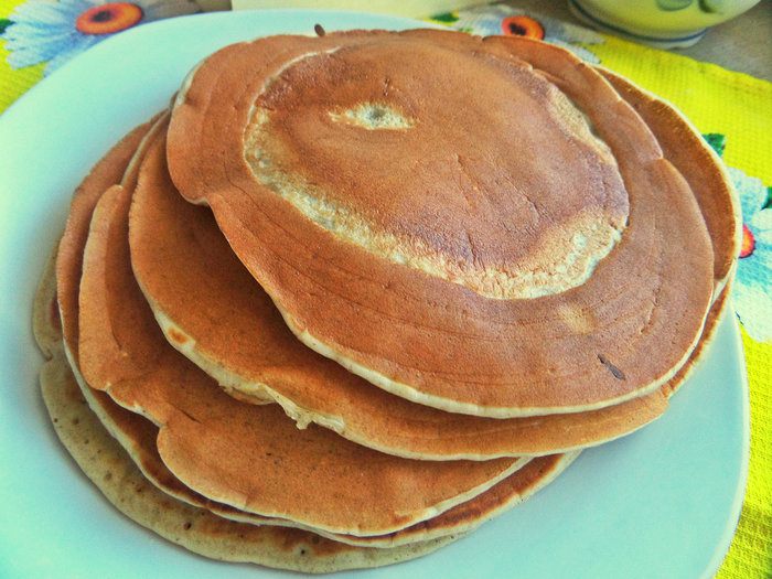 Панкейки кефирные с медом, бананом и сливками