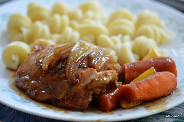 Куриные бедрышки в пакете с овощами