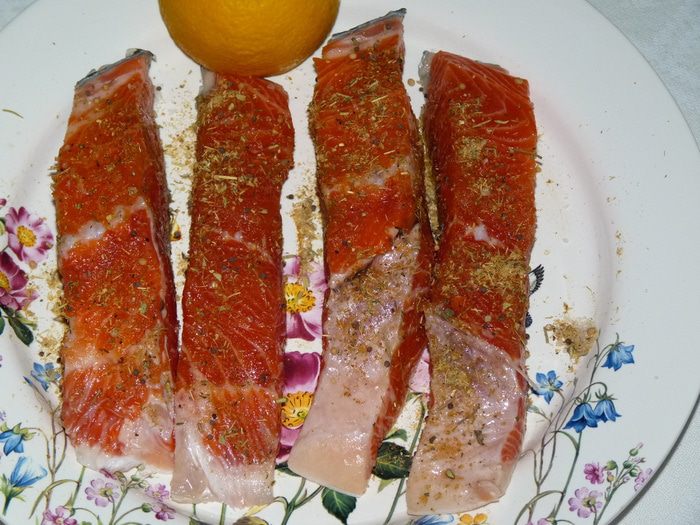 Запеченная в кармашках форель с вином и овощами