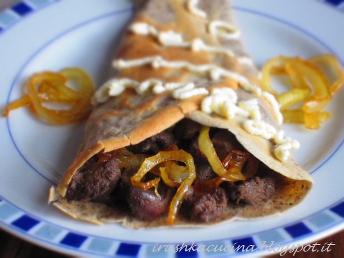 Блинчики на гречневой муке с куриной печенью и карамелизированным луком