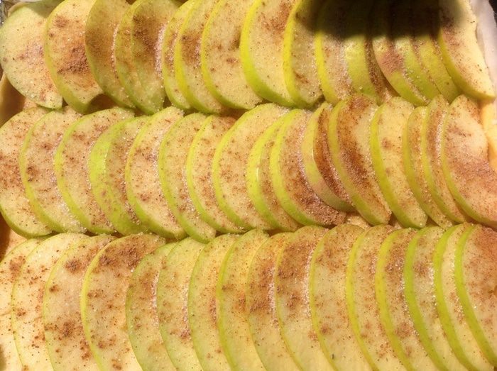 Кростата с яблоками и корицей