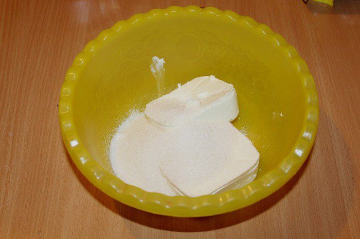 Брауни с чизкейком, взбитыми сливками и ягодой