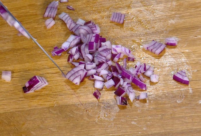 Бутерброды с сельдью, яблоком и яйцом пашот 