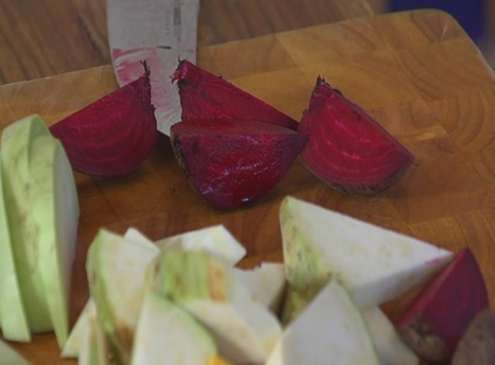 Салат с тыквой и свеклой на листьях цикория