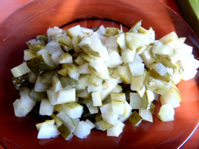 Салат с копченой курицей и фасолью
