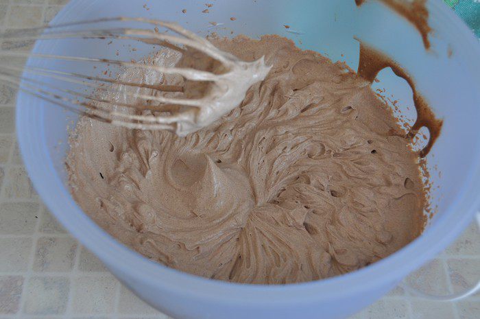 Шоколадный торт с кофейным кремом и хрустящими конфетками 