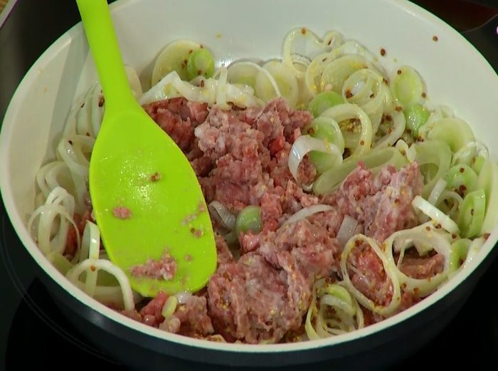Рулетики со свининой и яблоками 
