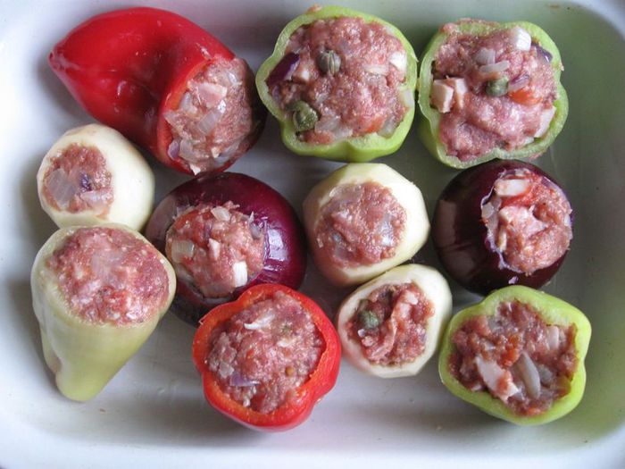 Запеченные овощи, фаршированные мясом и каперсами