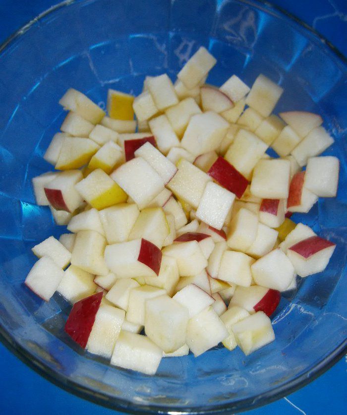 Яблочный салат с изюмом, персиком и кокосовым йогуртом