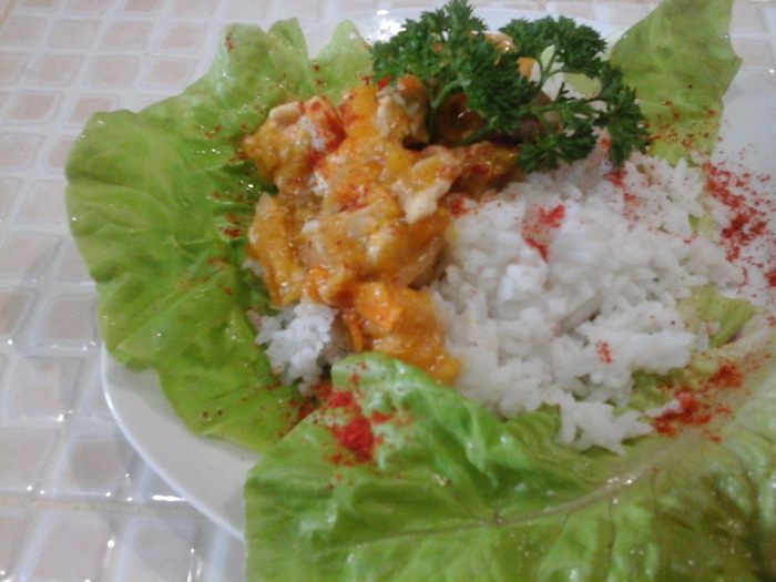 Солнечное рагу с курицей, тыквой и сливами