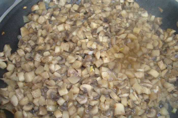 Грибы в сливочном соусе под шубой из фарфалле