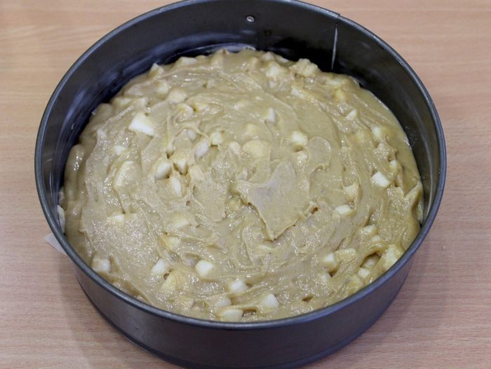Пряный медовый пирог с яблоками