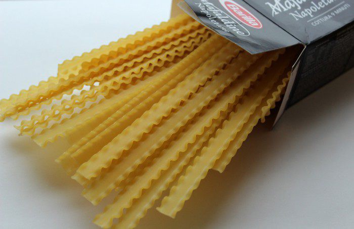 Мафальдине с камчатским крабом и зеленым горошком, запеченные в пергаменте