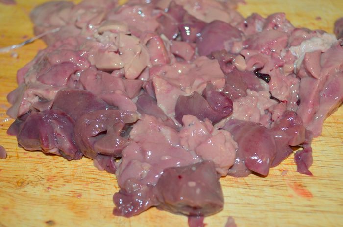 Ароматная куриная печенка с грибами и яблочным чатни