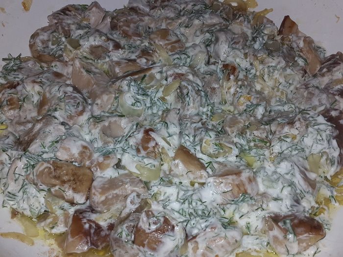 Белые грибы, жареные с луком и сметаной