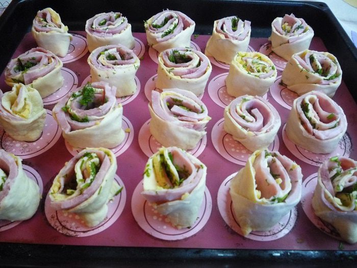 Булочки-улитки с ветчиной, сыром и укропом