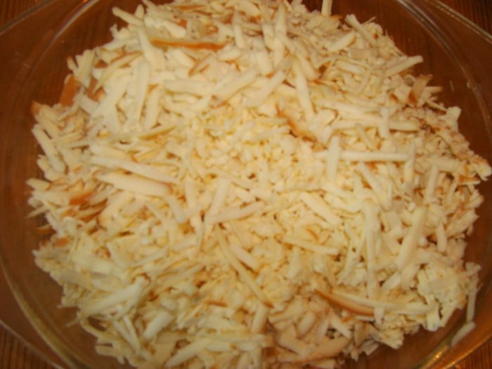 Сырные шарики с начинкой в ореховой панировке под &amp;quot;пьяной&amp;quot; клюквой