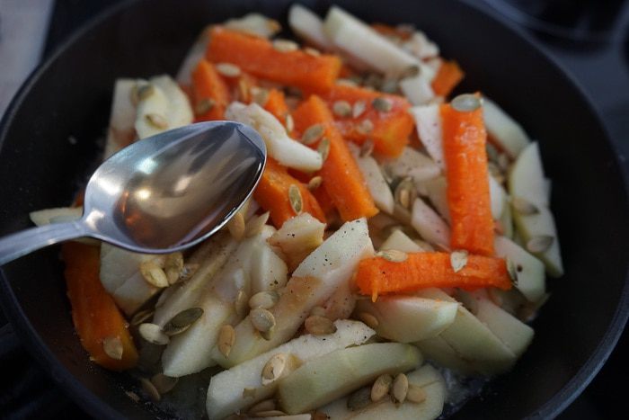 Филе индейки, запеченное в рукаве с тыквой и яблоками