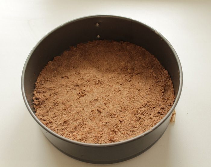 Шоколадно-творожный пирог с брусникой