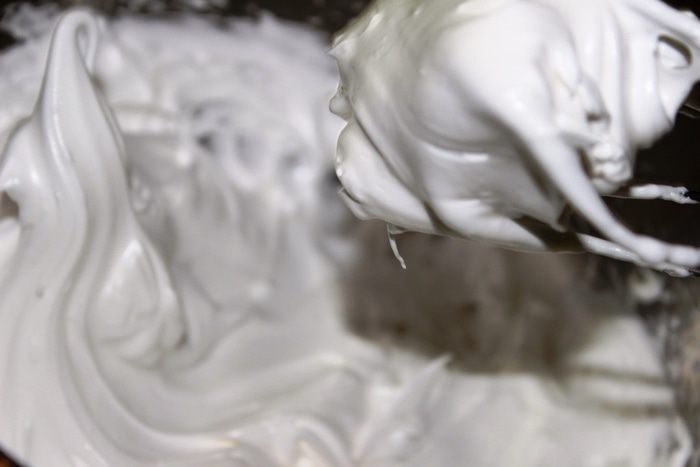 Шоколадно-ананасовый десерт с меренгами